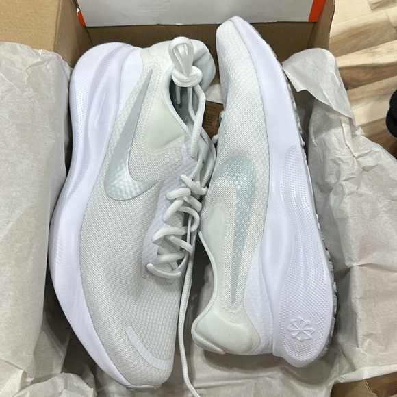 Nike Revolution 7 Running Shoes | Men’s Size 7 / Women’s Size 8.5 | White | NWT - Picture 3 of 6